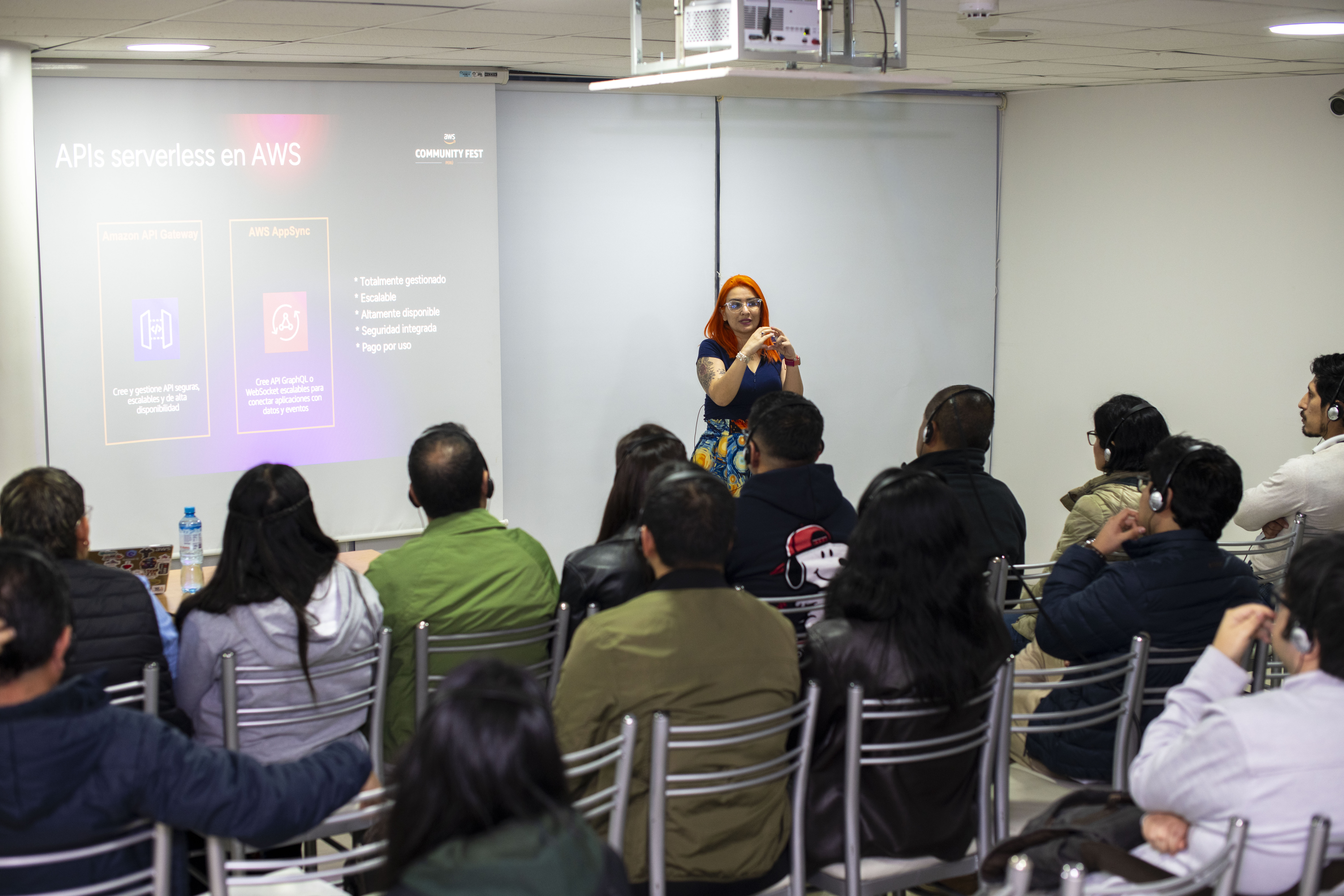 Charla en un evento de comunidad